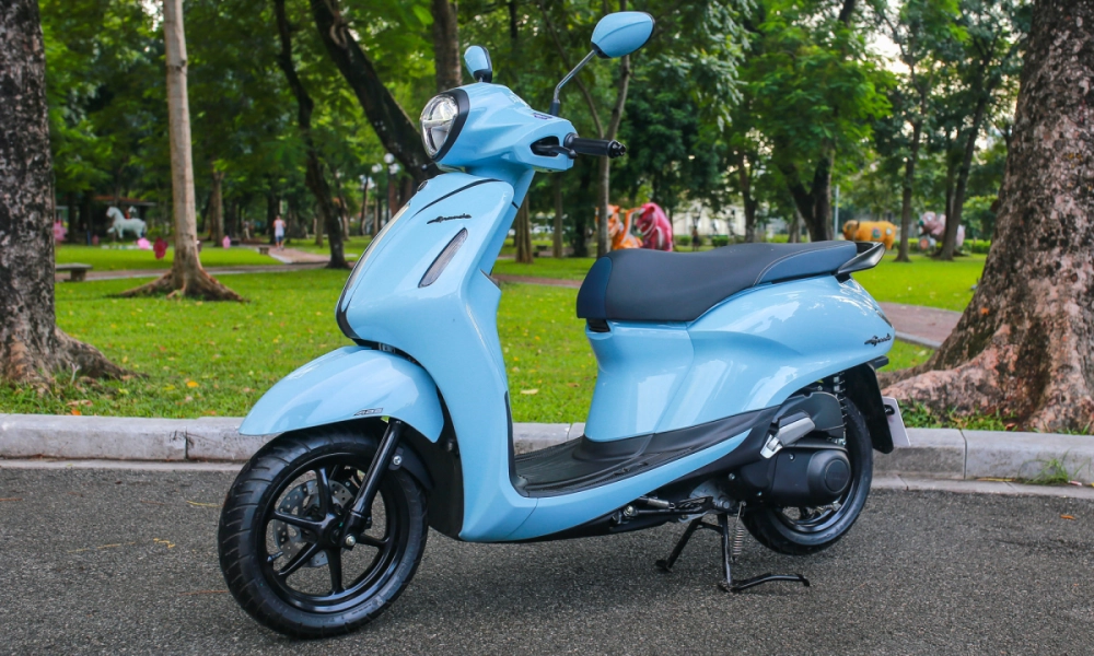 Yamaha Grande 2024 thanh lịch với cụm đèn pha LED sắc nét.